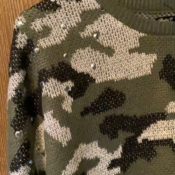 Like new camo sweater - Picture 3 of 4
